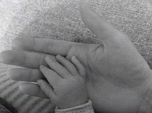 Immagine delle mani di una donna e di un bambino