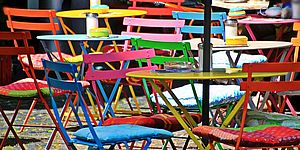 immagine tavolini e sedie colorate