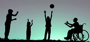 immagine ragazzi che giocano con una palla al tramonto