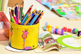Foto con colori a matita e quaderni
