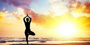 immagine yoga al tramonto