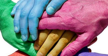 mani colorate che si stringono