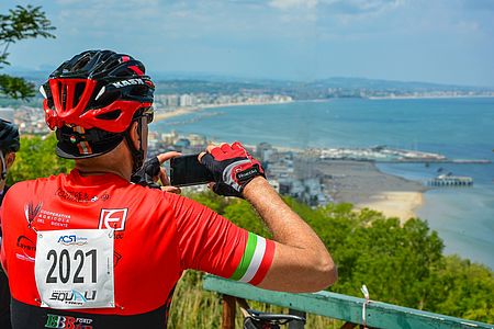 Ciclista che fotografa panorama di Gabicce Mare
