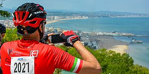 Ciclista che fotografa panorama di Gabicce Mare