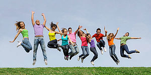 ragazzi che saltano su un prato