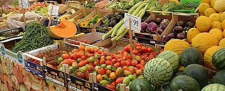 bancarelle mercato con frutta e verdura