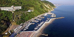 foto dall'alto del porto di baia vallugola