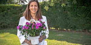 foto donna con azalea Istituto Oncologico Romagnolo in mano