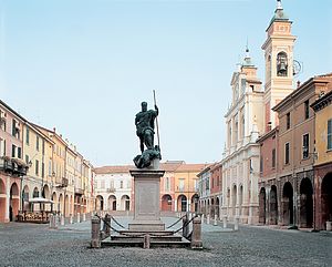 immagine piazza con monumento a Mazzini