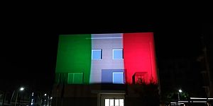 foto municipio illuminato come tricolore
