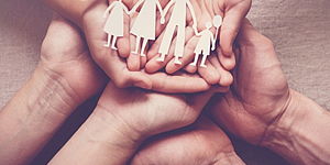 mani sovrapposte che proteggono la famiglia