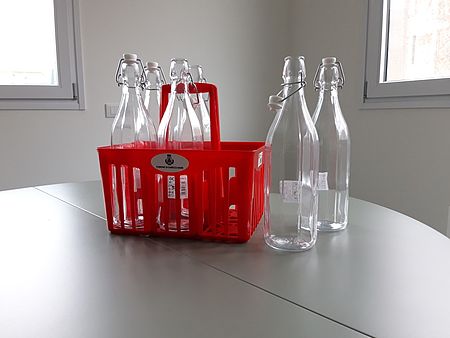 Immagine kit di bottiglie d'acqua con cestello