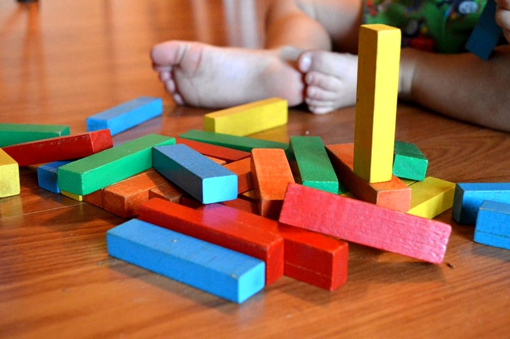 Immagine con i piedini di un bambino e costruzioni colorate